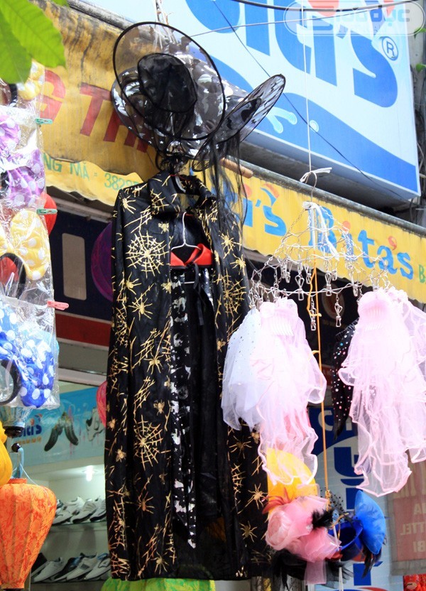 Áo phù thủy cho "Lễ hội ma" không "liên quan" chút nào đến tết Trung thu của Việt Nam cũng xuất hiện.